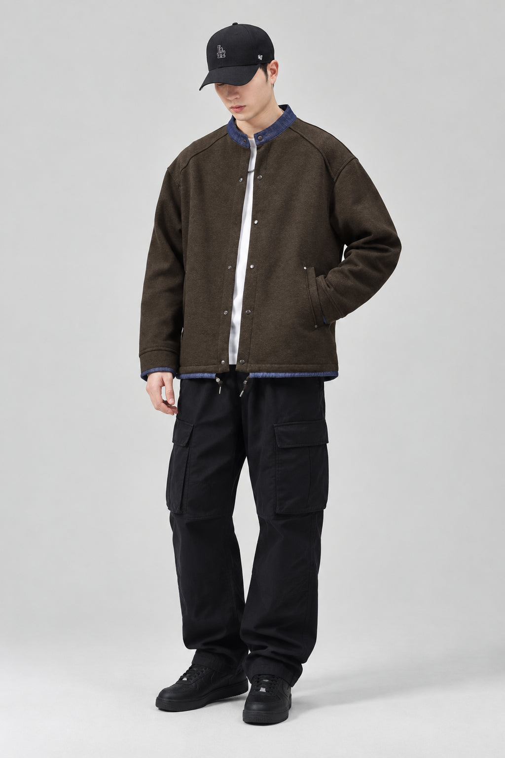 Veste-sweat décontractée , coupe ample, couleur unie, manches longues, col montant et fermeture zippée.