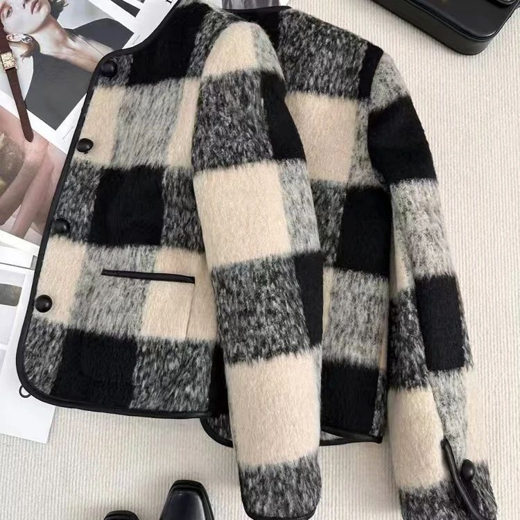 Manteau court en mélange de laine  avec doublure intérieure épaisse et ouatinée ; un vêtement d'extérieur tendance et décontracté.