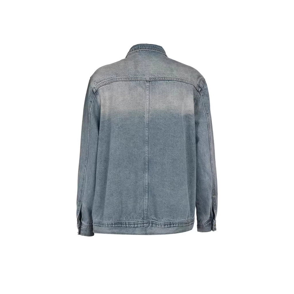 Veste en jean délavé , coupe ample, courte, avec col rabattu.