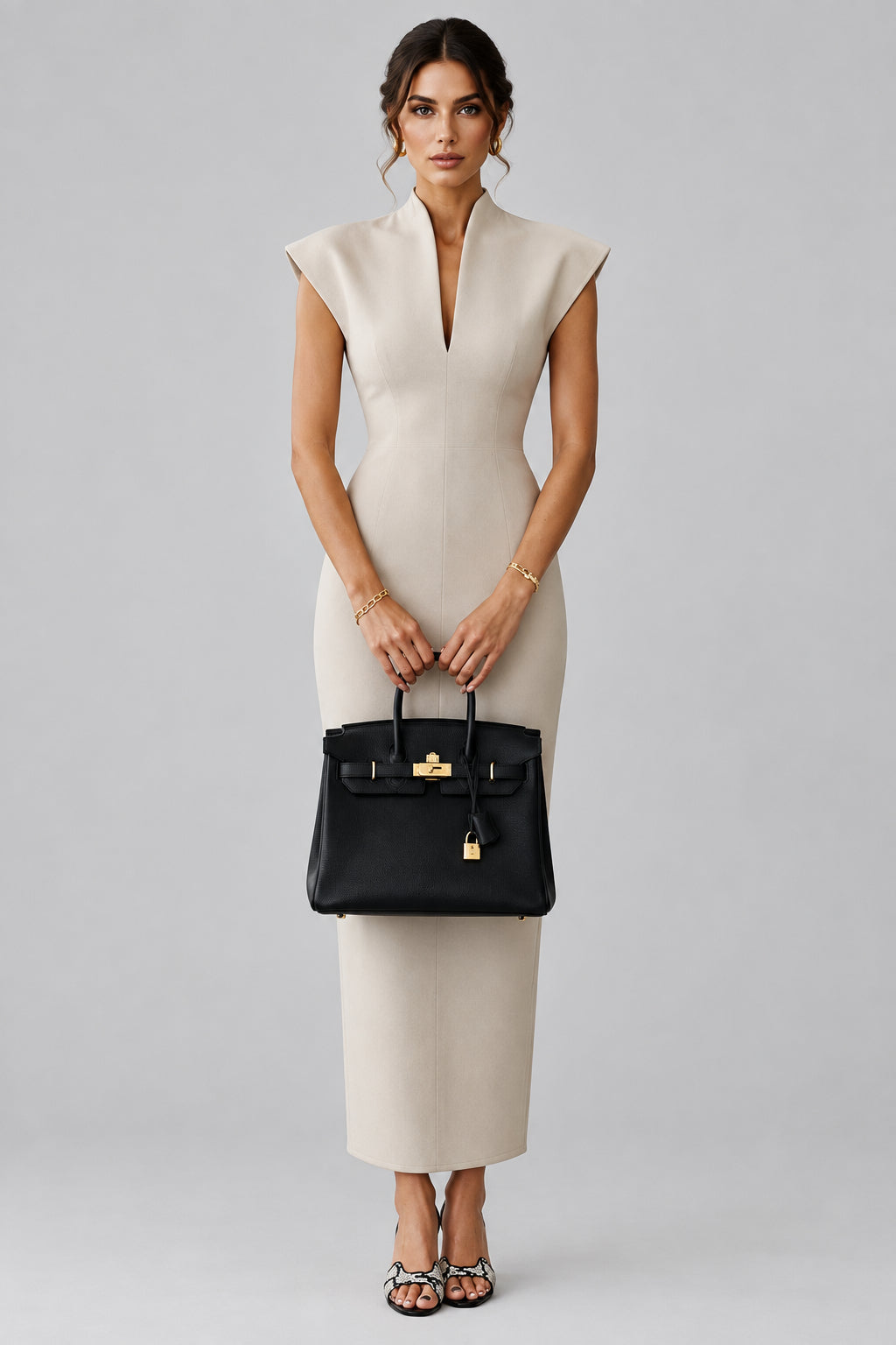 Robe de soirée moulante sans manches à col montant et décolleté en V