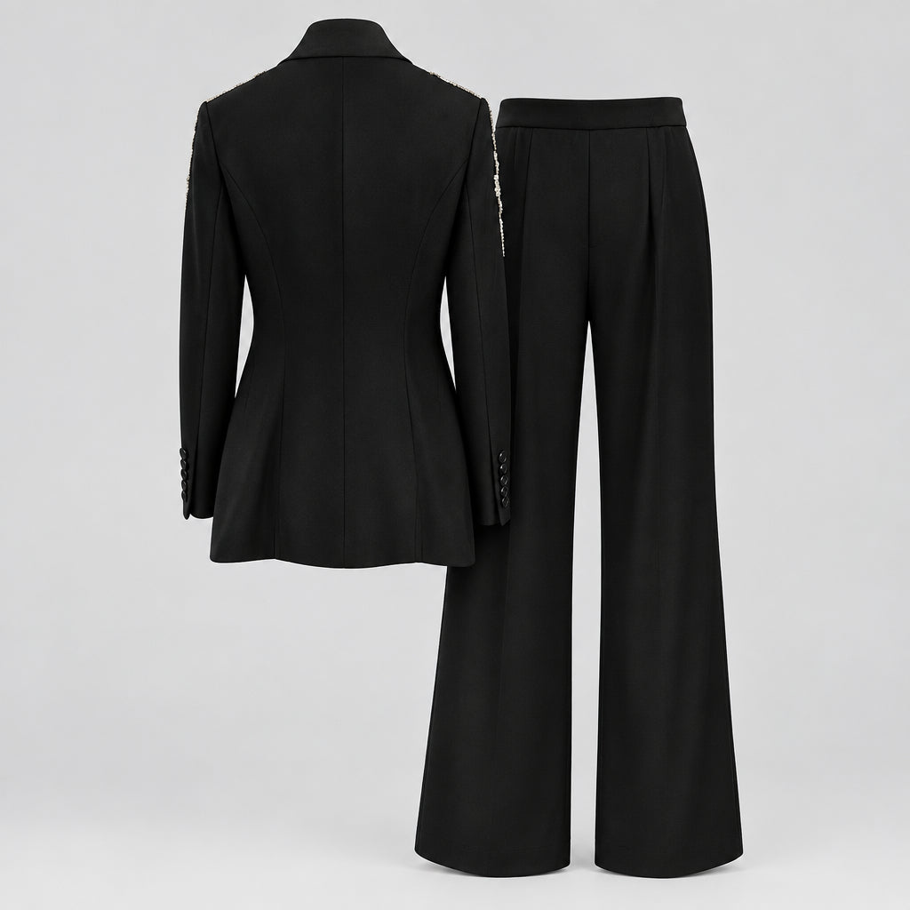 Ensemble veste de costume à col montant et pantalon fendu, , avec détails de clous et de strass.