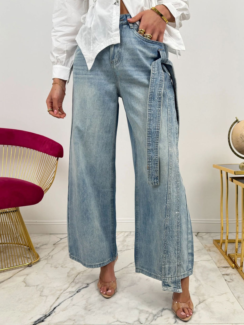 Pantalon en jean délavé tendance orné d'un nœud latéral en strass