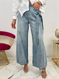 Pantalon en jean délavé tendance orné d'un nœud latéral en strass