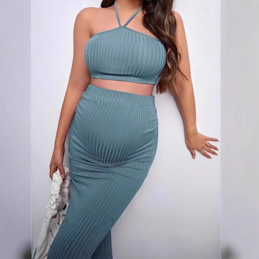 Ensemble de grossesse en maille côtelée crop top  et jupe crayon à taille ajustable.