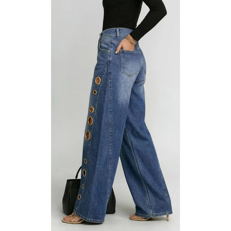 Jean, modèle à œillets métalliques, coupe ample et décontractée, taille haute et jambes larges.