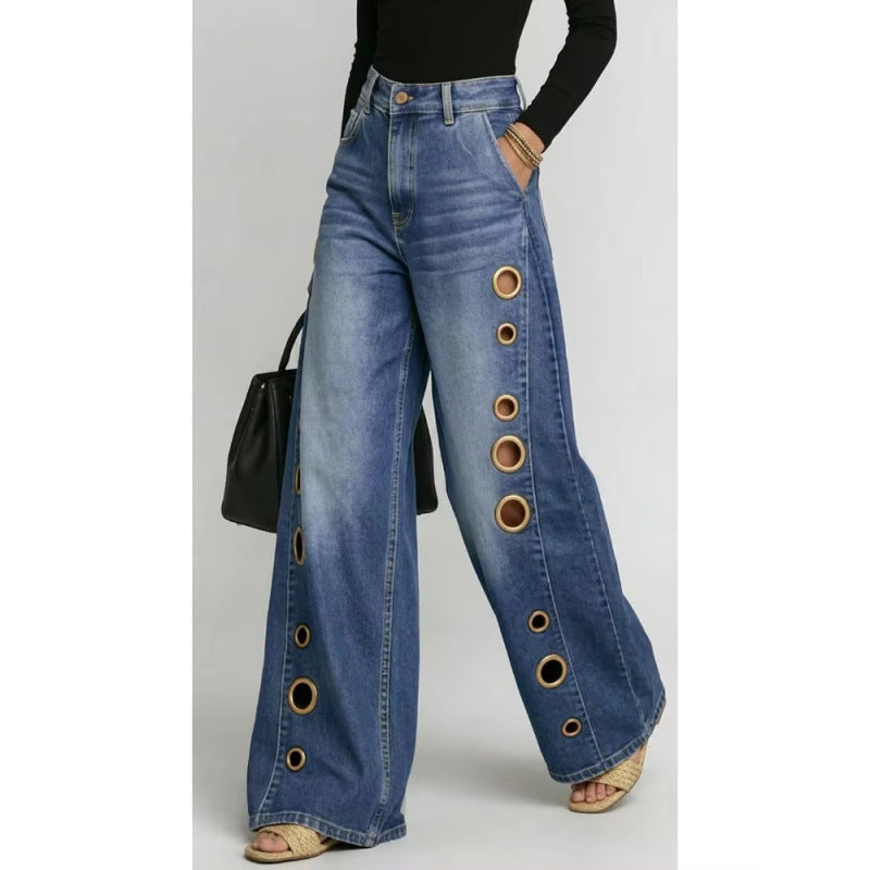 Jean, modèle à œillets métalliques, coupe ample et décontractée, taille haute et jambes larges.