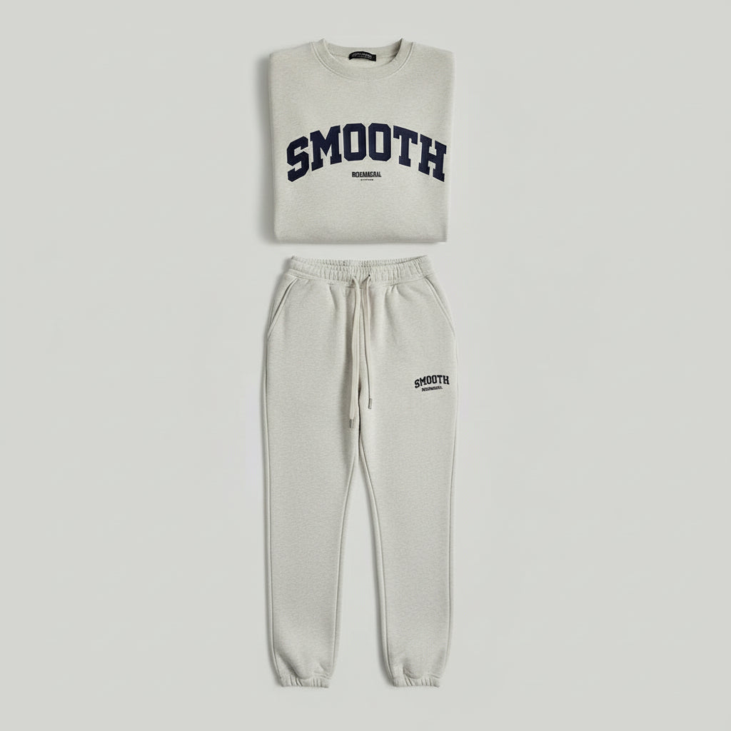 Ensemble : sweat ample et pantalon large.