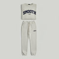 Ensemble : sweat ample et pantalon large.
