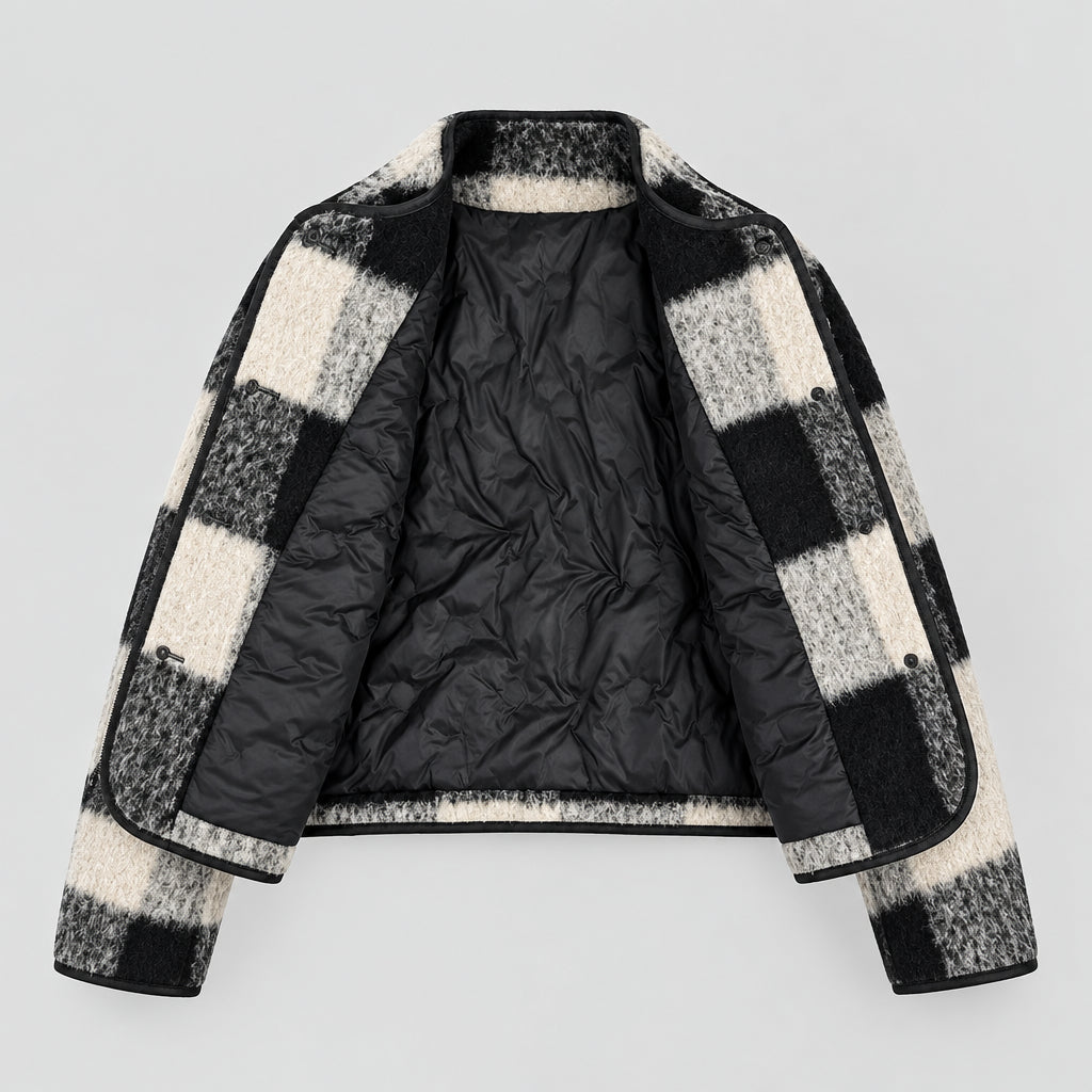 Manteau court en mélange de laine  avec doublure intérieure épaisse et ouatinée ; un vêtement d'extérieur tendance et décontracté.