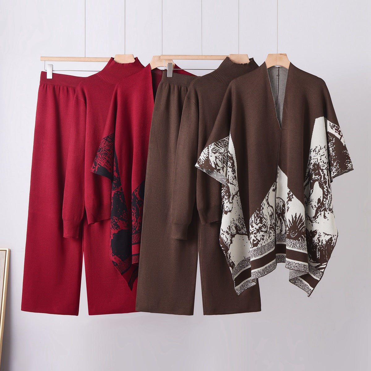 Ensemble trois pièces décontracté : Pantalon large et ample , Pull col roulé et Poncho