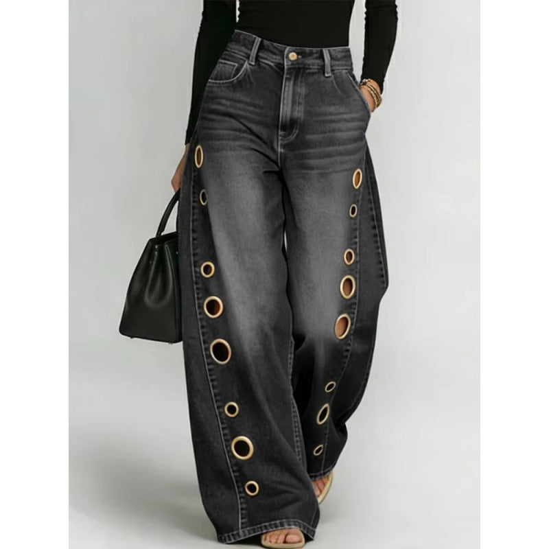 Jean, modèle à œillets métalliques, coupe ample et décontractée, taille haute et jambes larges.