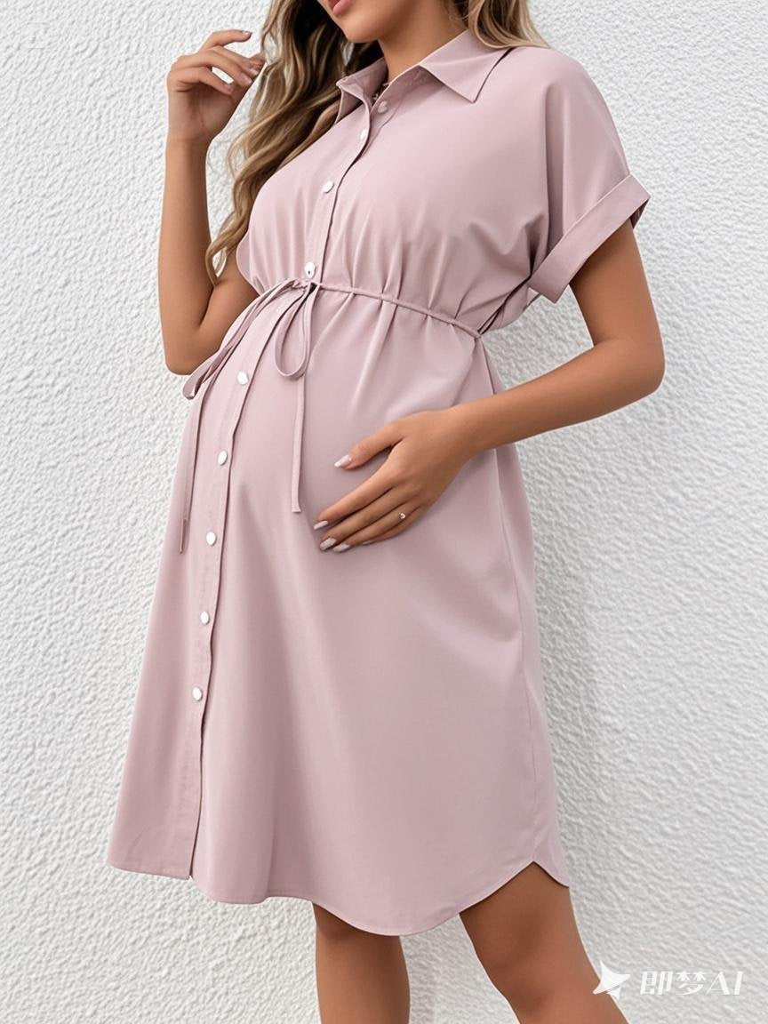 Robe de maternité d'été décontractée à manches courtes et boutons, avec ceinture intégrée.