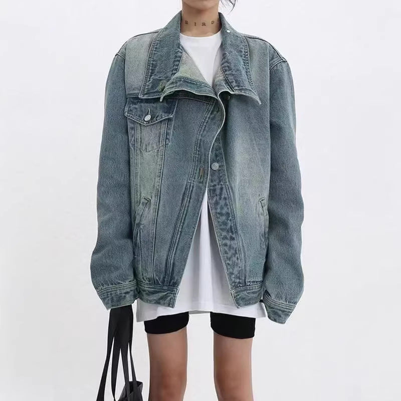 Veste en jean délavé , coupe ample, courte, avec col rabattu.