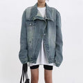 Veste en jean délavé , coupe ample, courte, avec col rabattu.