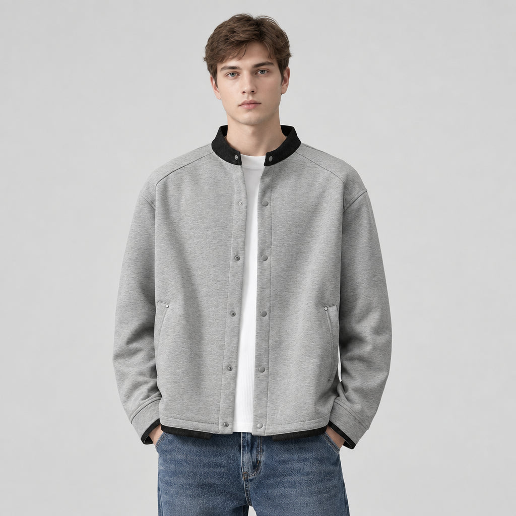 Veste-sweat décontractée , coupe ample, couleur unie, manches longues, col montant et fermeture zippée.