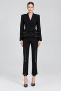 Ensemble deux pièces  : veste de tailleur zippée à bords volantés et pantalon ajusté.