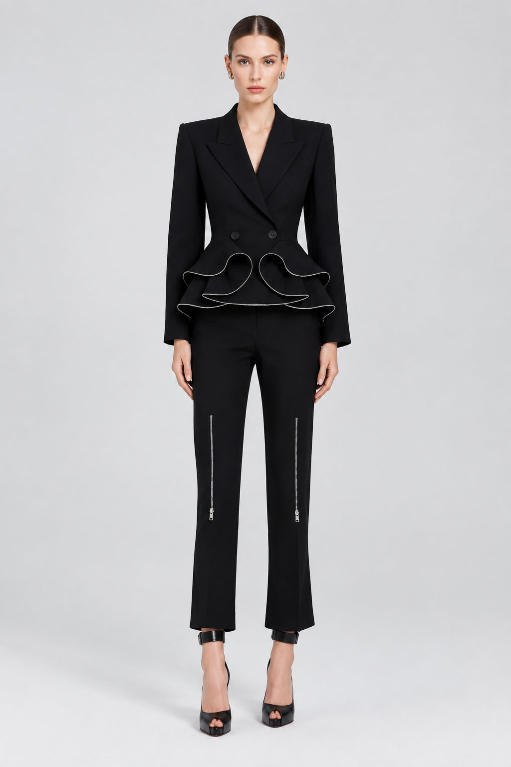 Ensemble deux pièces  : veste de tailleur zippée à bords volantés et pantalon ajusté.
