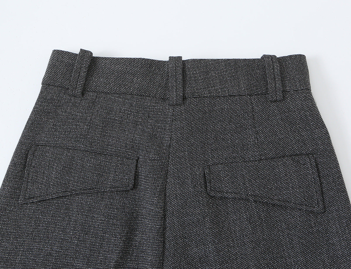 Ensemble veste et pantalon avec fermeture éclair latérale et détails à brides