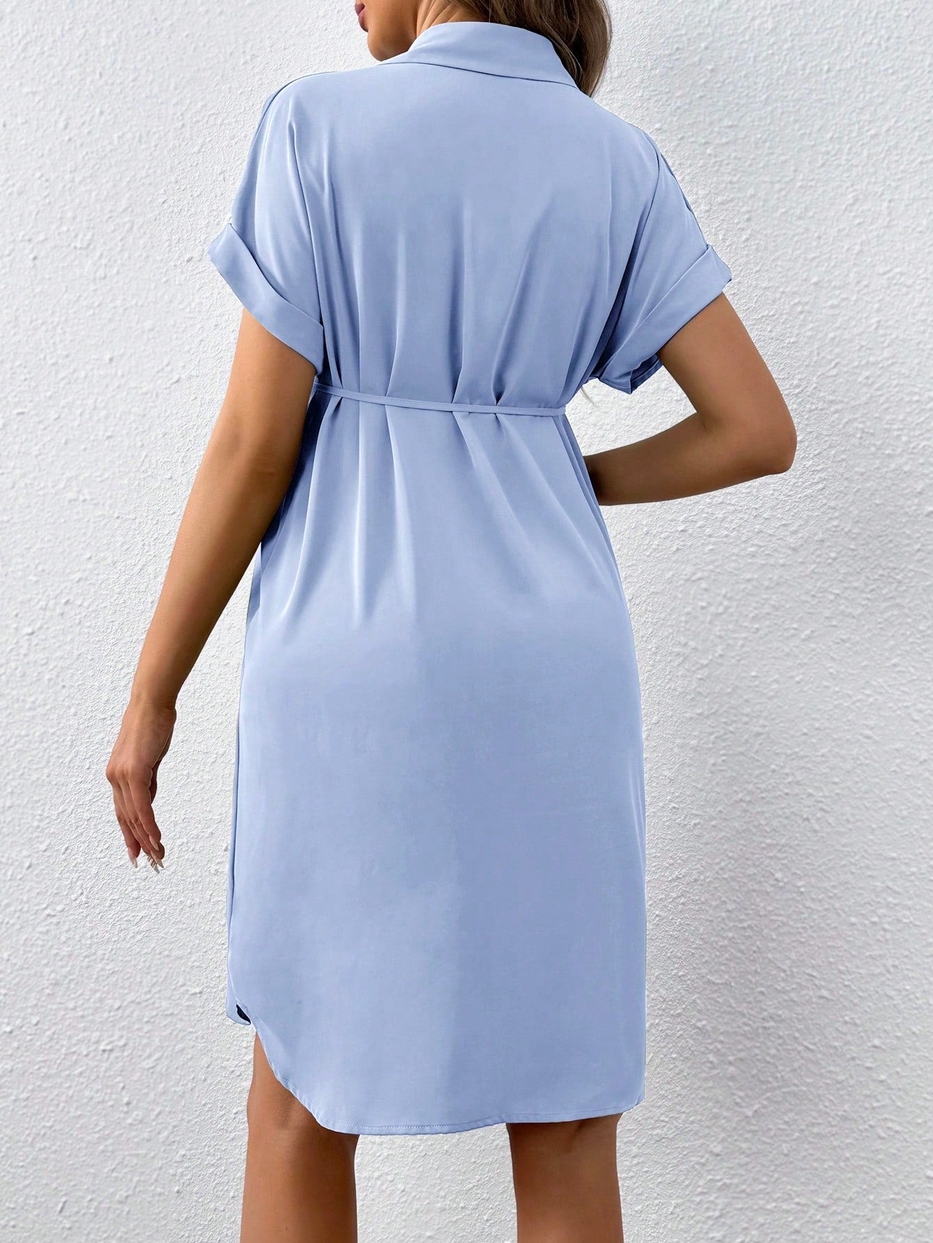 Robe de maternité d'été décontractée à manches courtes et boutons, avec ceinture intégrée.