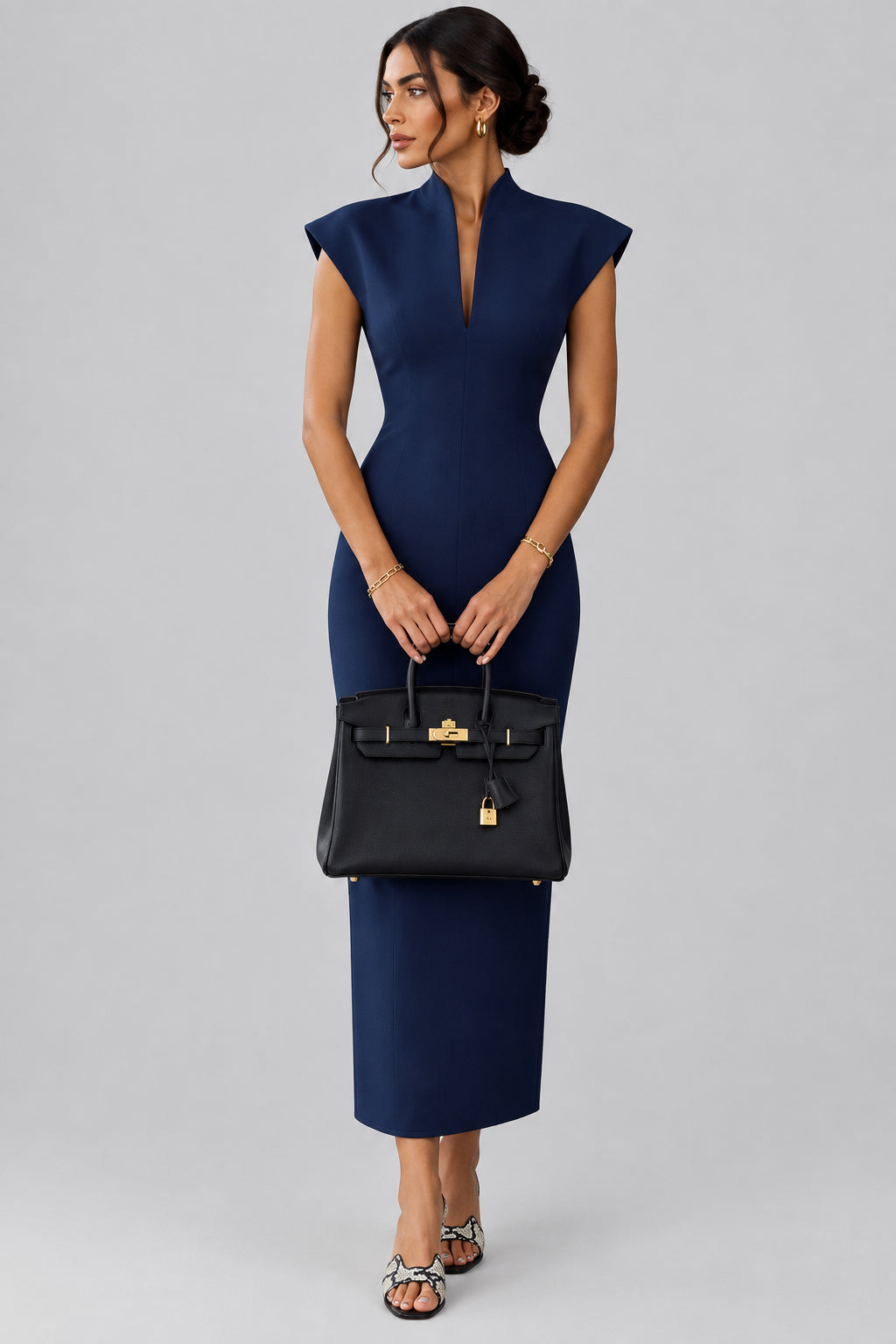 Robe de soirée moulante sans manches à col montant et décolleté en V