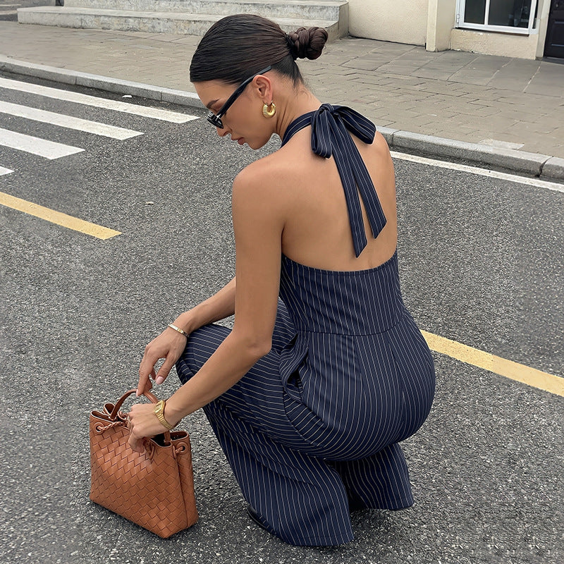 Combinaison chic style bureau à rayures bleu marine, col halter et dos nu pour l'été