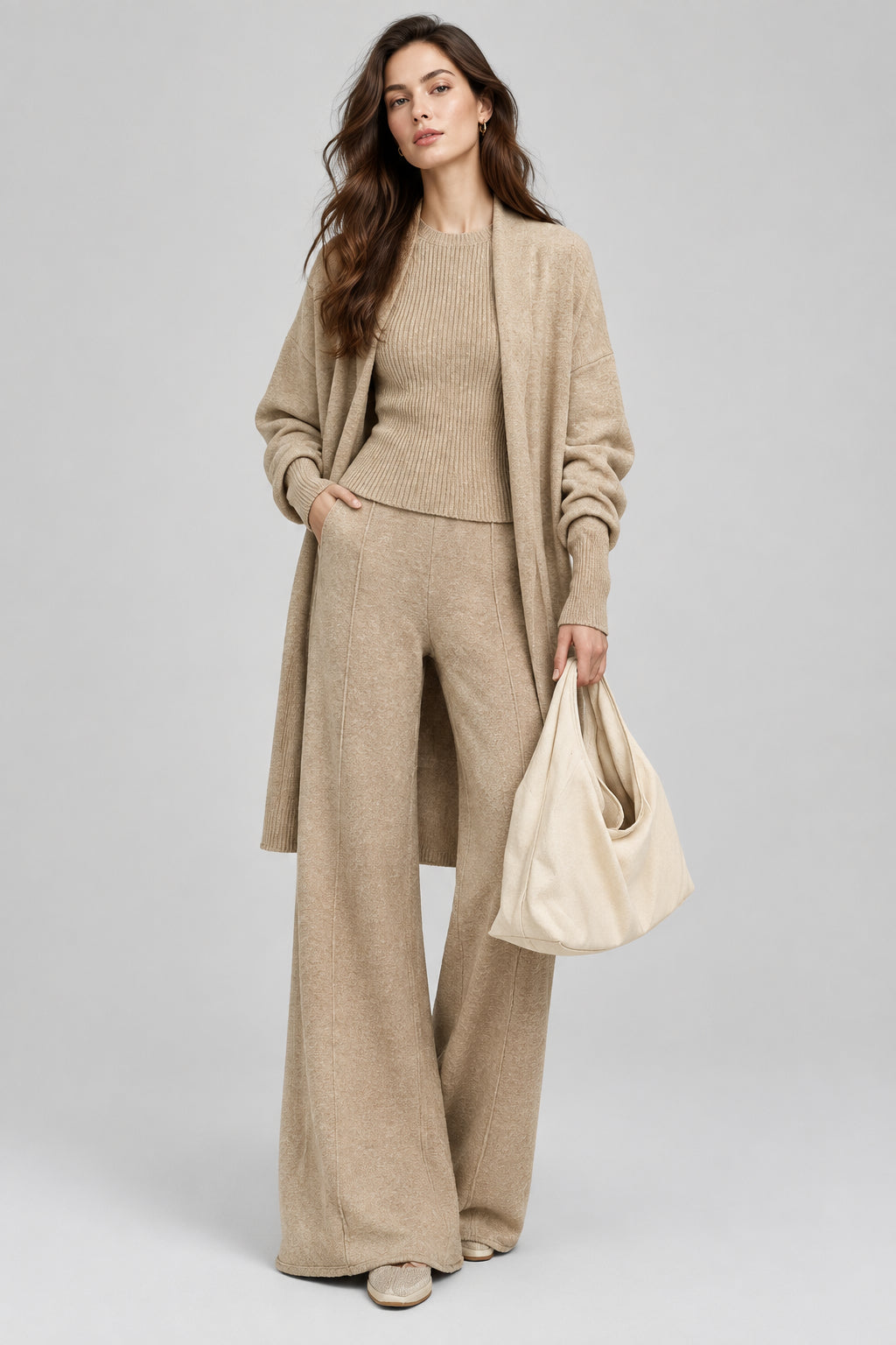 Ensemble trois pièces : gilet intérieur uni, gilet extérieur mi-long et pantalon large taille haute.