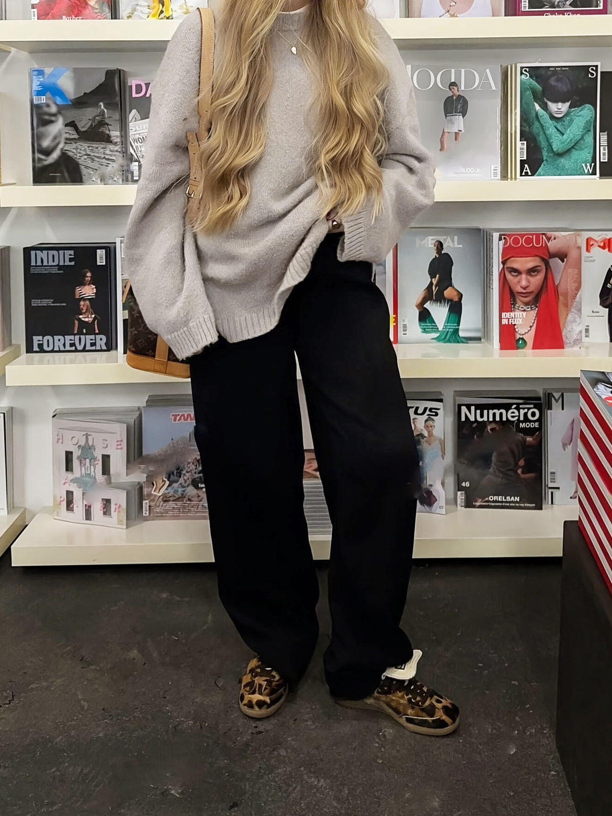 Pull en maille , coupe ample et oversize, col rond, manches longues et épaules tombantes