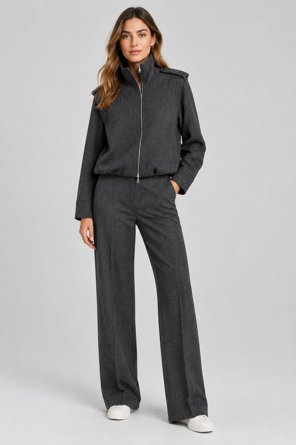 Ensemble veste et pantalon avec fermeture éclair latérale et détails à brides