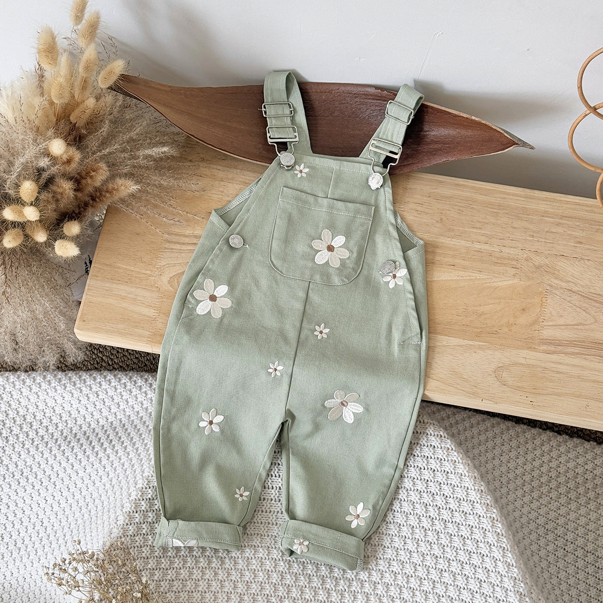 Salopette orné de broderies florales et combinaison sans manches