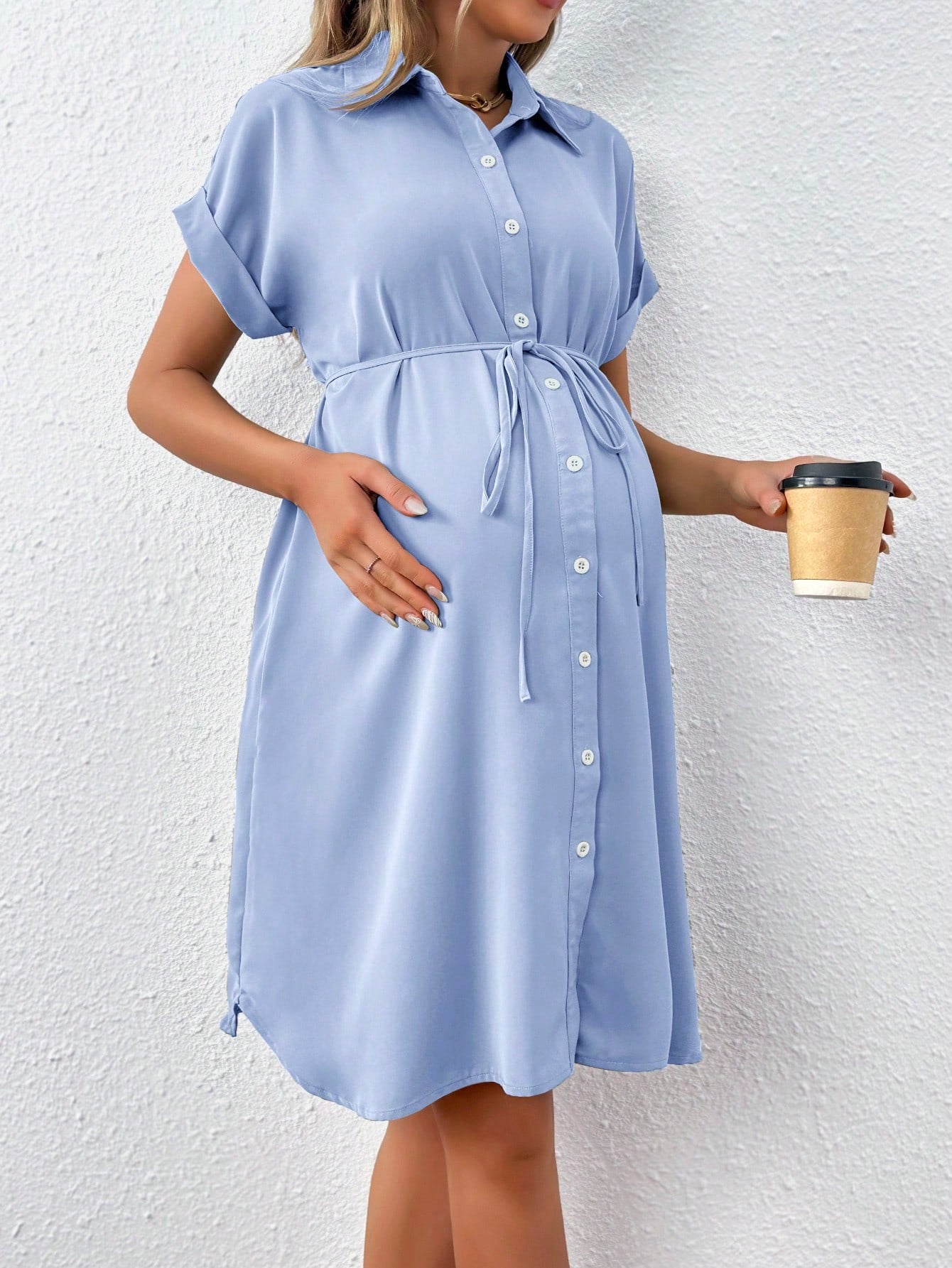 Robe de maternité d'été décontractée à manches courtes et boutons, avec ceinture intégrée.