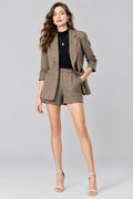 Ensemble tailleur deux pièces  avec blazer en tweed et short.