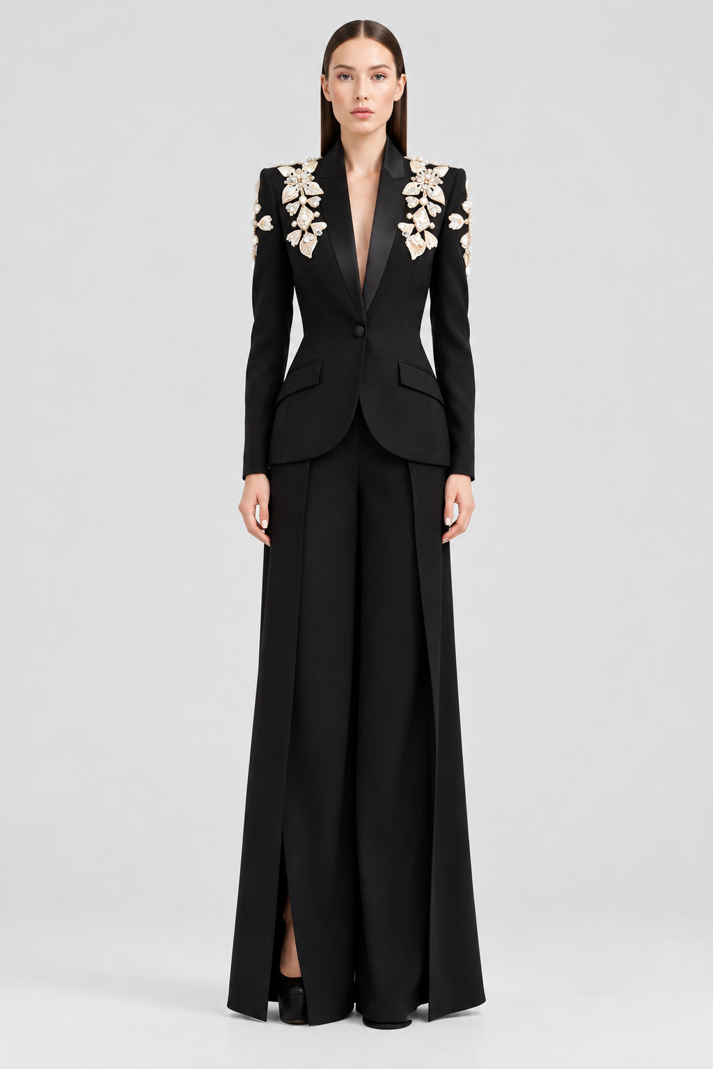 Ensemble veste de costume à col montant et pantalon fendu, , avec détails de clous et de strass.