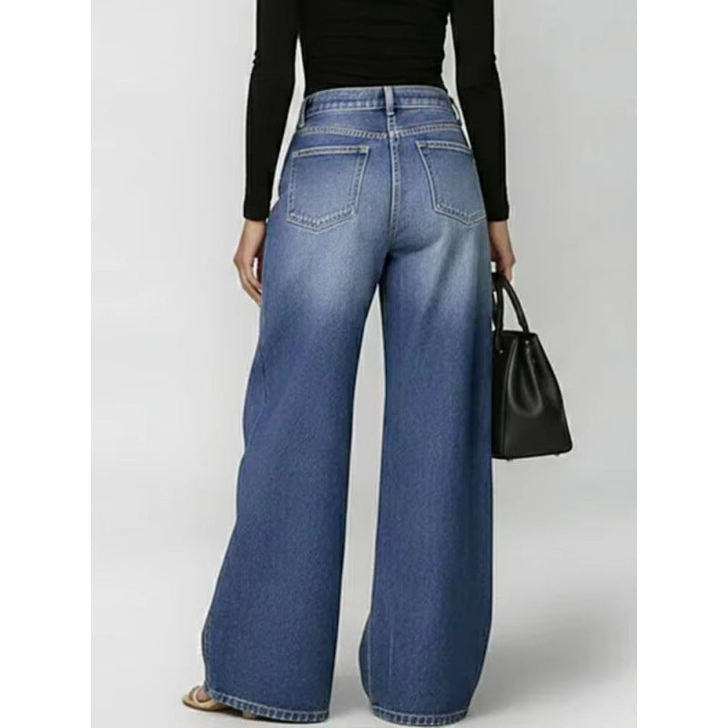 Jean, modèle à œillets métalliques, coupe ample et décontractée, taille haute et jambes larges.