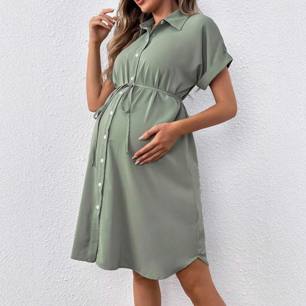 Robe de maternité d'été décontractée à manches courtes et boutons, avec ceinture intégrée.