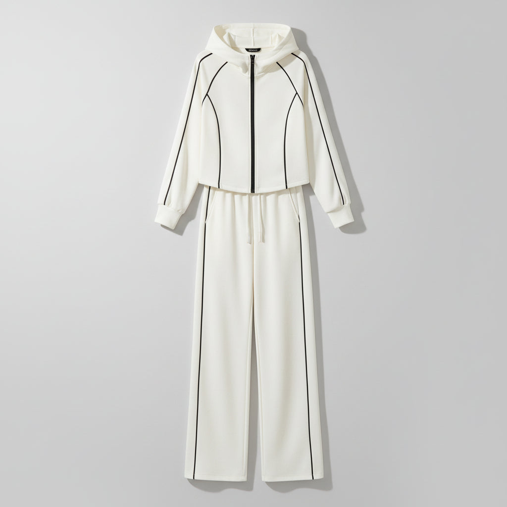 Ensemble composé d'une veste courte et d'un pantalon large.