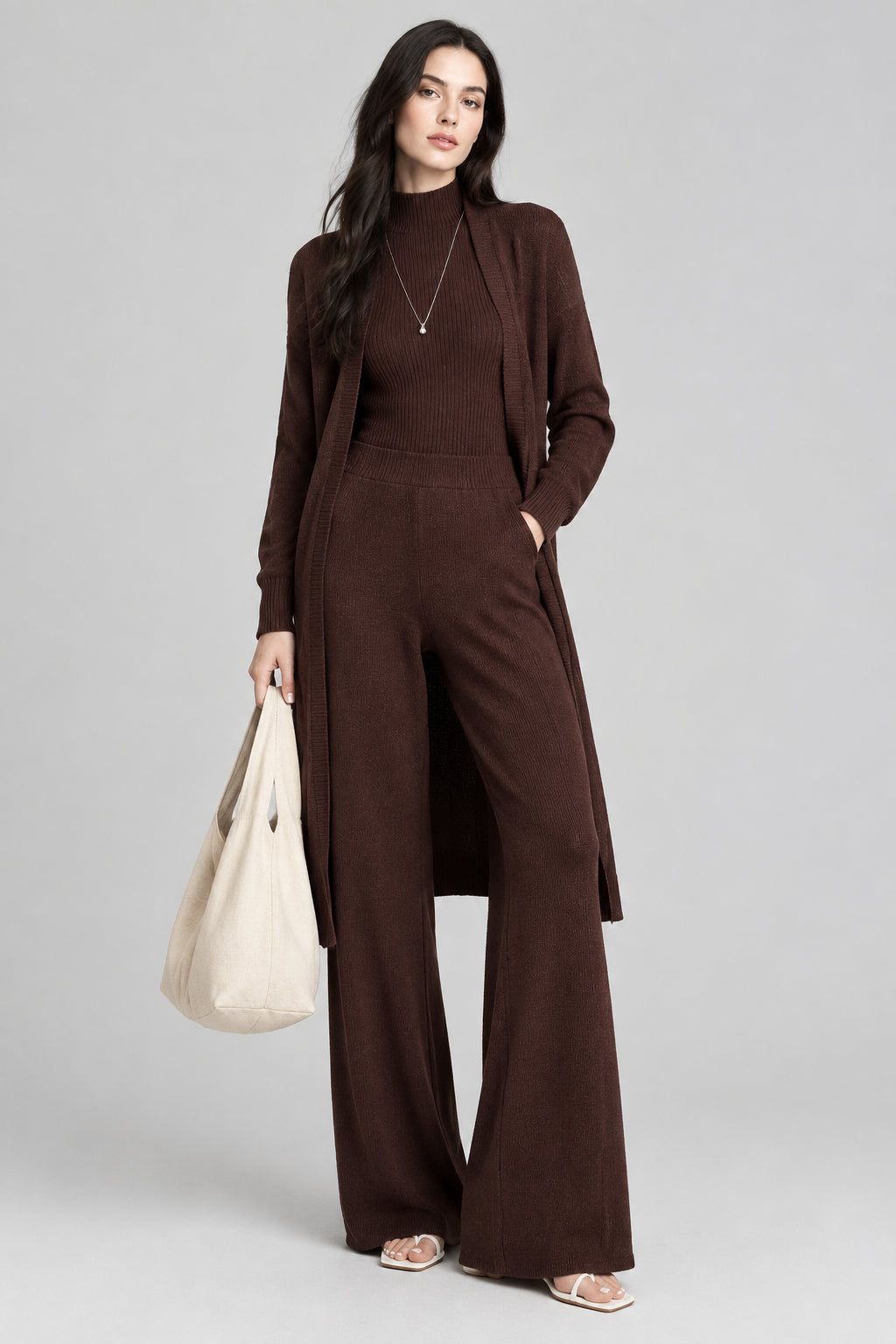 Ensemble trois pièces : gilet intérieur uni, gilet extérieur mi-long et pantalon large taille haute.