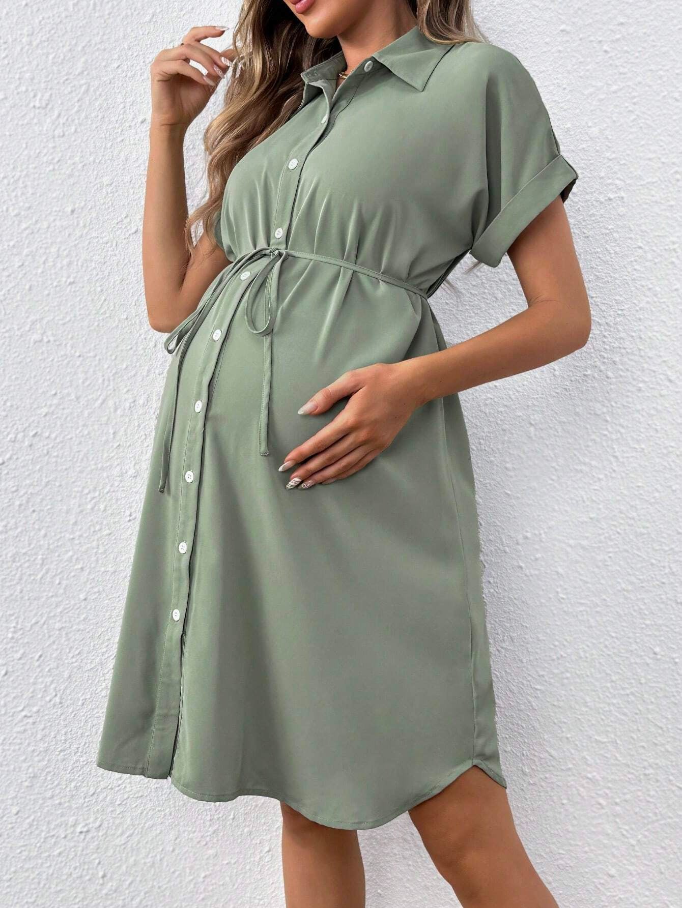Robe de maternité d'été décontractée à manches courtes et boutons, avec ceinture intégrée.