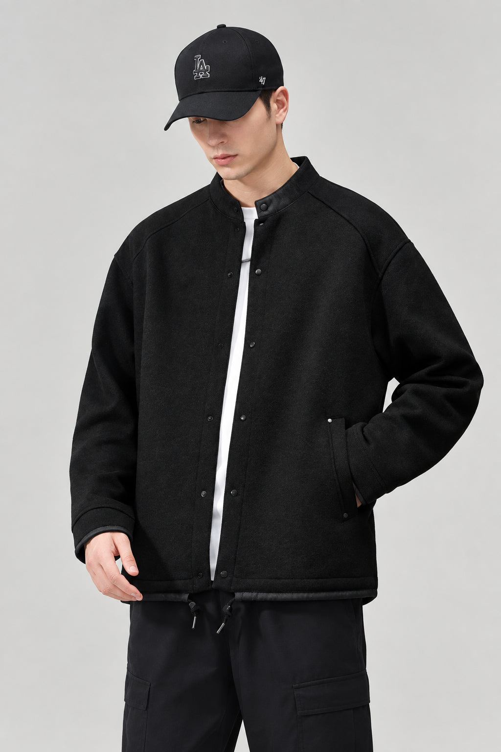 Veste-sweat décontractée , coupe ample, couleur unie, manches longues, col montant et fermeture zippée.