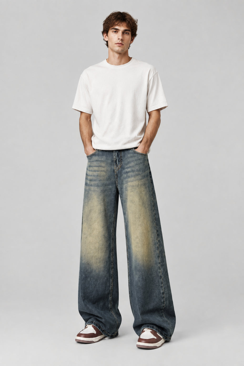 Pantalon en jean effet délavé, coupe large et droite