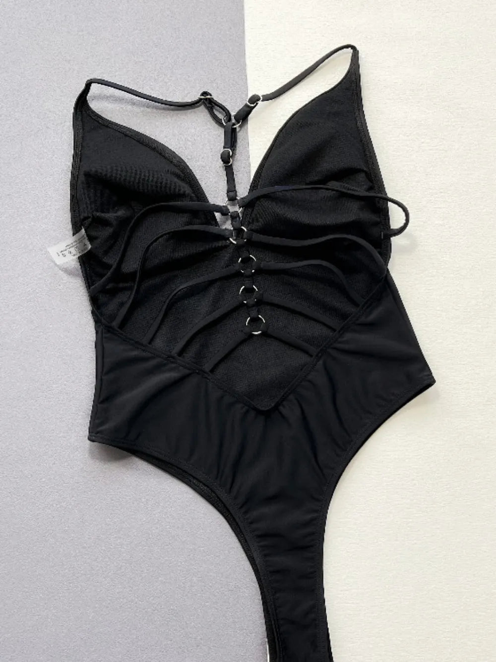 Maillot de bain une pièce à décolleté plongeant et fines bretelles