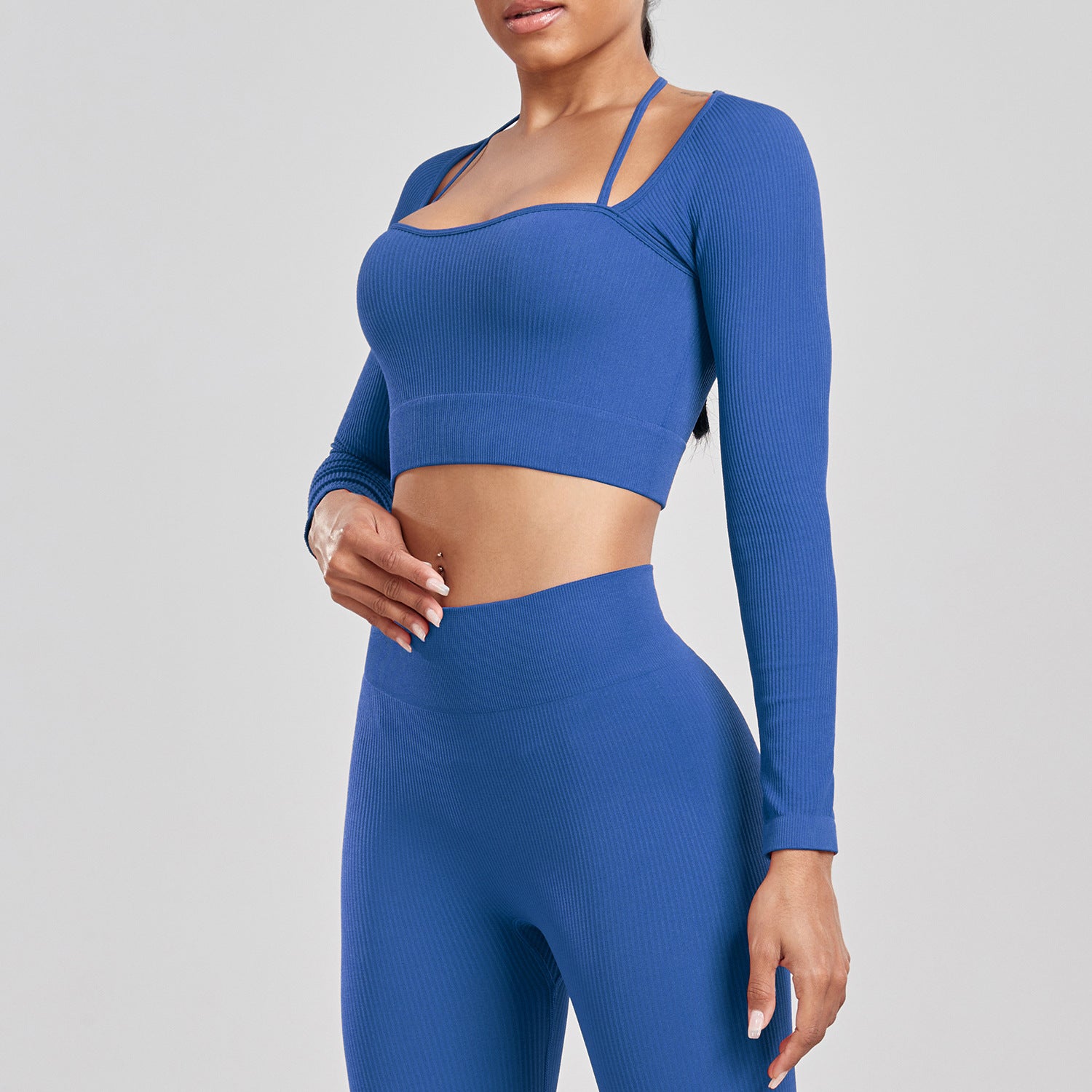 Ensemble de sport pour la course à pied, le yoga et le fitness, composé d'un t-shirt moulant taille haute dos nu et sans coutures côtelé à manches longues et de vêtements de sport à séchage rapide.