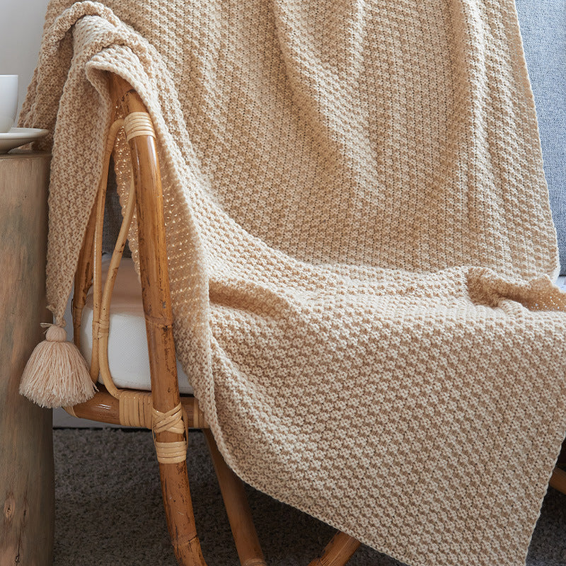 Couverture en maille avec pompons et motifs en relief
