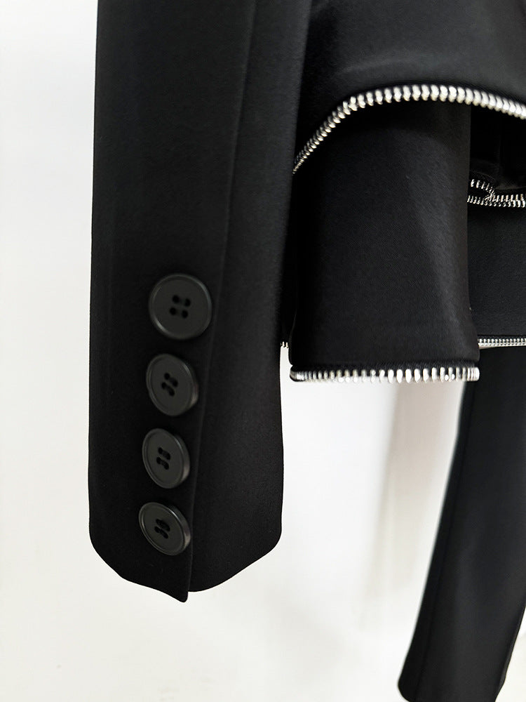 Ensemble deux pièces  : veste de tailleur zippée à bords volantés et pantalon ajusté.