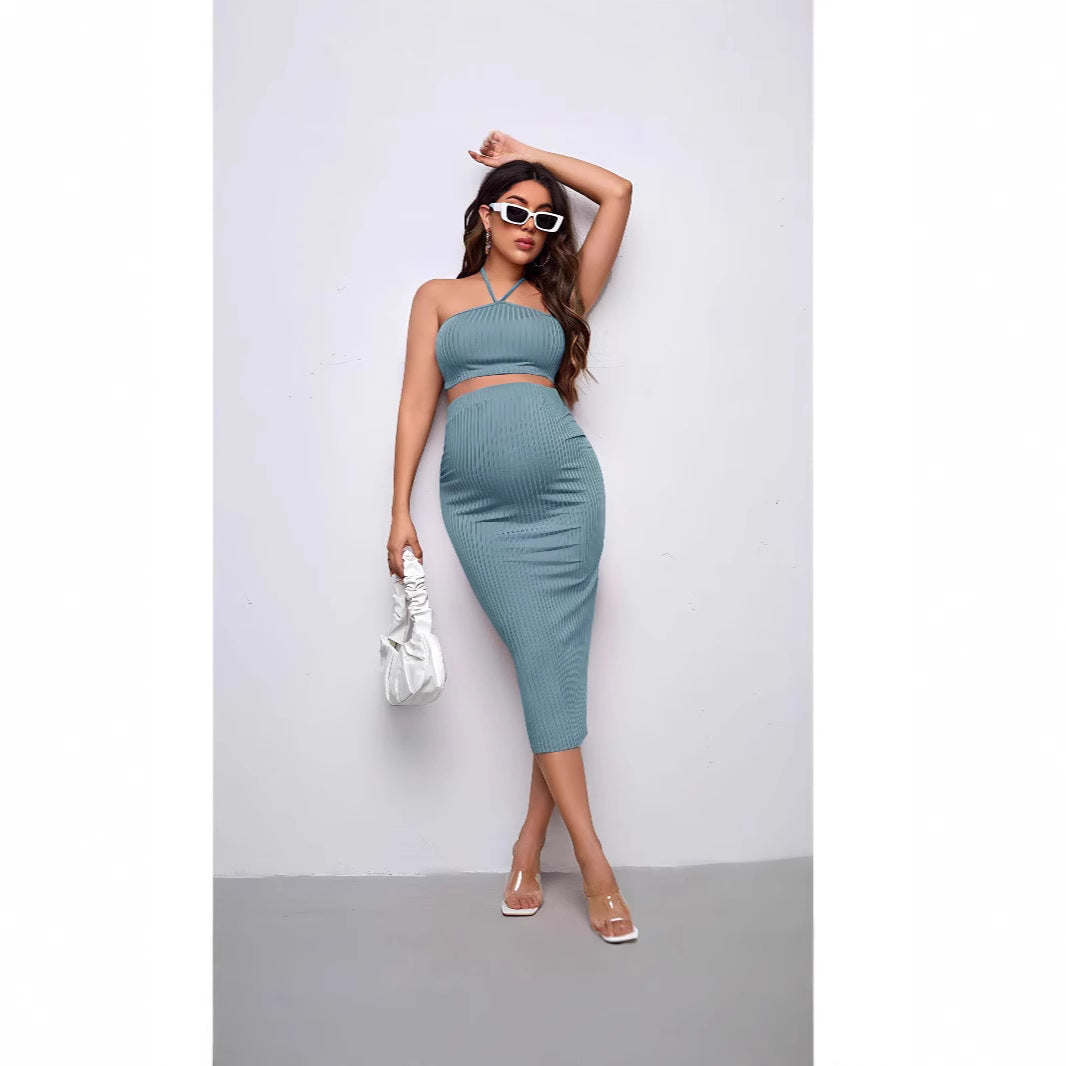 Ensemble de grossesse en maille côtelée crop top  et jupe crayon à taille ajustable.