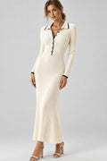 Robe longue élégante en maille avec col rabattu, coupe ajustée et manches longues .