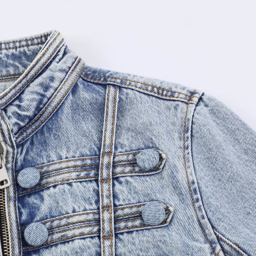 Veste en jean boutonnée et cintrée à la taille