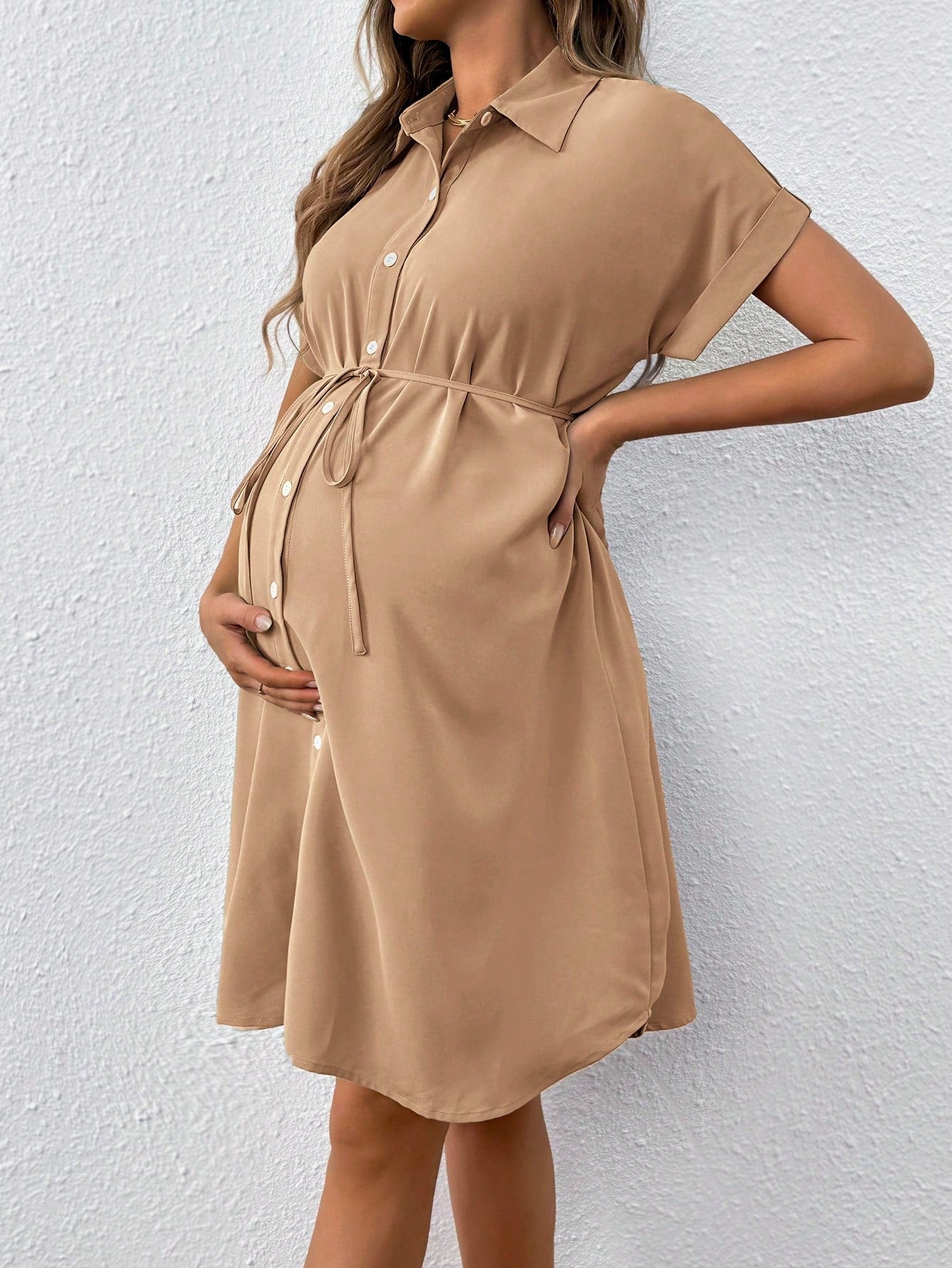 Robe de maternité d'été décontractée à manches courtes et boutons, avec ceinture intégrée.