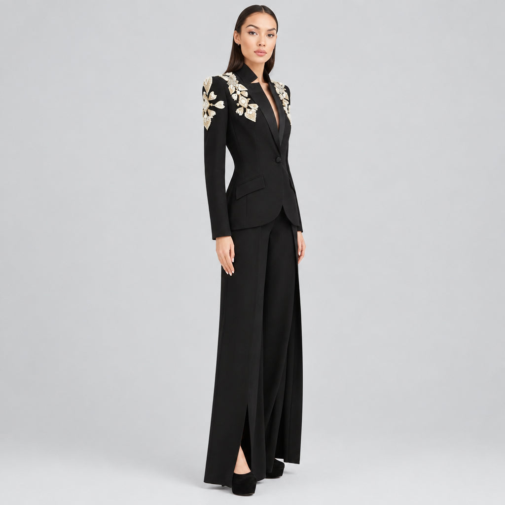 Ensemble veste de costume à col montant et pantalon fendu, , avec détails de clous et de strass.