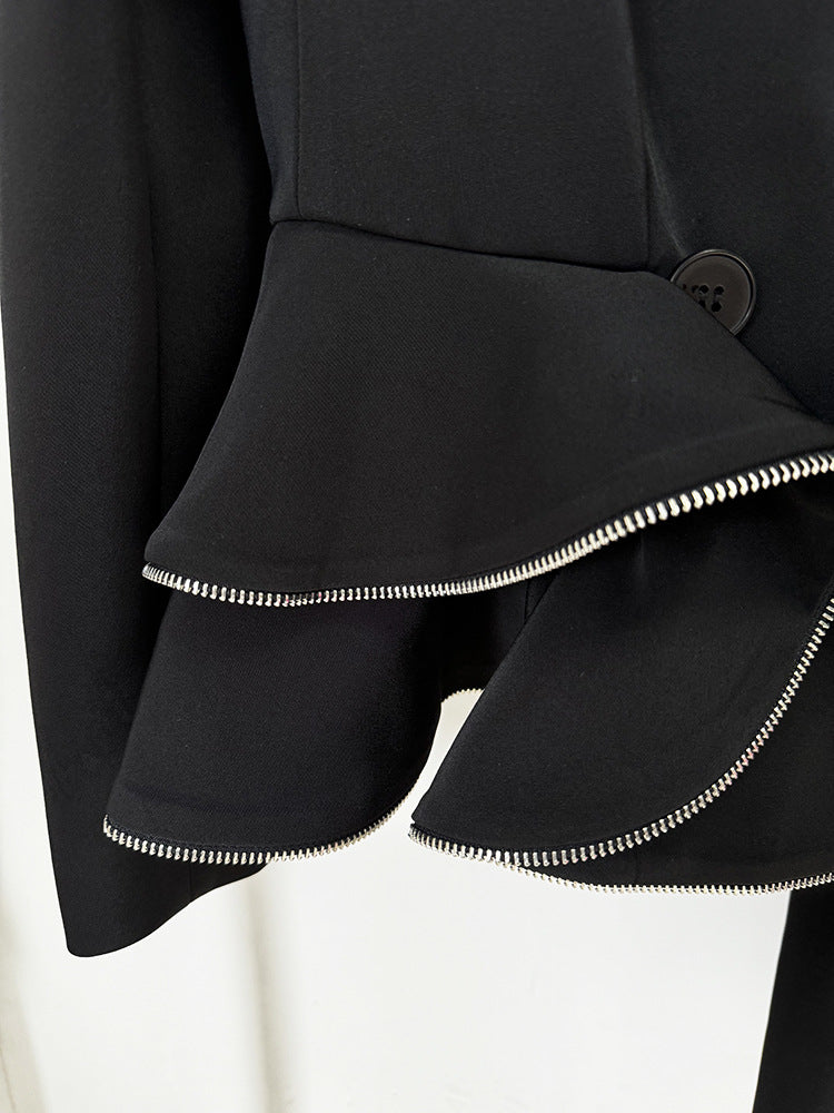 Ensemble deux pièces  : veste de tailleur zippée à bords volantés et pantalon ajusté.
