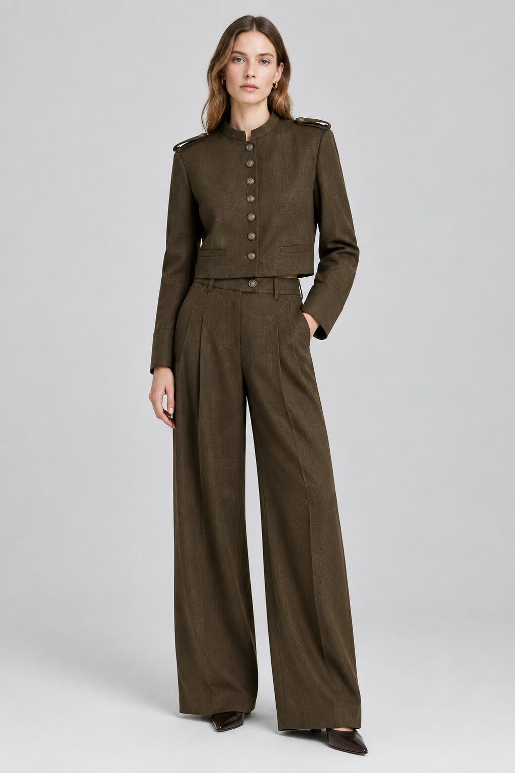 Ensemble tailleur pour femme : veste à col à brides et pantalon